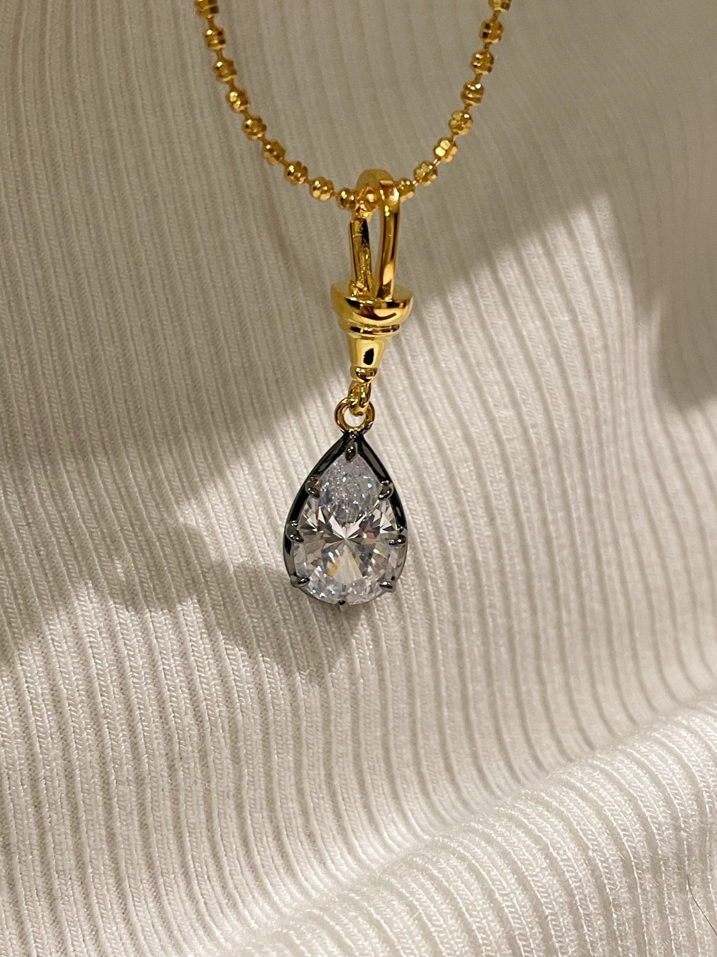 2.4ct Drop-Shaped Diamond Black Gold Necklace